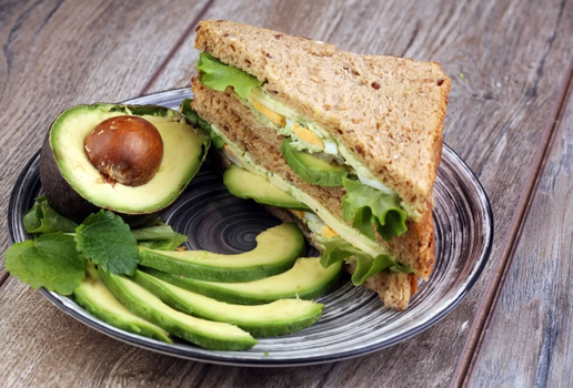 Sanduíche natural de abacate com ovo (Imagem: beats1 | Shutterstock)