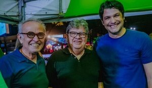 Cícero Lucena, João Azevêdo e Léo Bezerra durante evento na capital.