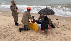 A vítima foi retirada do mar por pescadores e reanimada pelos guarda-vidas