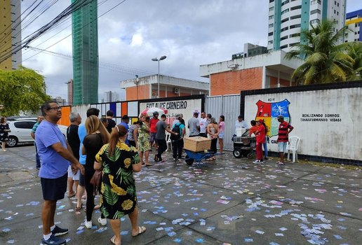 Candidatos, entre santinhos, aguardando abertura das seções eleitorais.