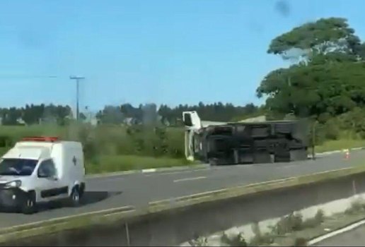 Caminhão tombou no sentido Natal-João Pessoa