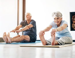 O pilates é ideal para quem deseja envelhecer com autonomia (Imagem: PeopleImages.com - Yuri A | Shutterstock)