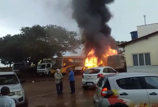 Fogo atingiu a garagem da prefeitura de Pastos Bons
