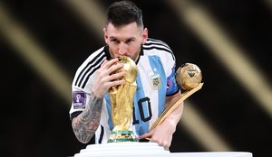 Lionel Messi foi eleito o craque do torneio e recebeu a Bola de Ouro
