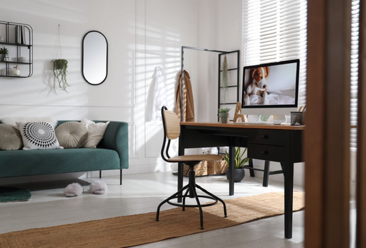 O home office pode ser integrado à sala de estar de forma harmoniosa (Imagem: New Africa | Shutterstock)