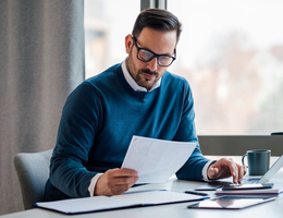 É importante não deixar para organizar as finanças da empresa apenas em dezembro (Imagem: Moon Safari | Shutterstock)