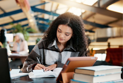 Ajustar o planejamento de estudos e cuidar da saúde mental na reta final para o Enem é fundamental para alcançar o desempenho almejado (Imagem: PeopleImages.com - Yuri A | Shutterstock)