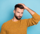 Os homens estão cada vez mais preocupados com a aparência e com os cuidados com o cabelo (Imagem: Roman Samborskyi | Shutterstock)