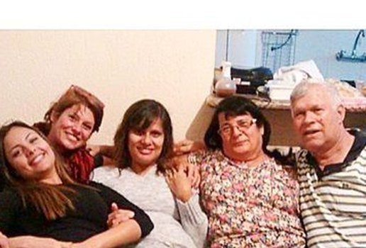 Valeria Zoppello, ex-namorada de Dinho, dos Mamonas Assassinas, postou uma foto com a família do músico