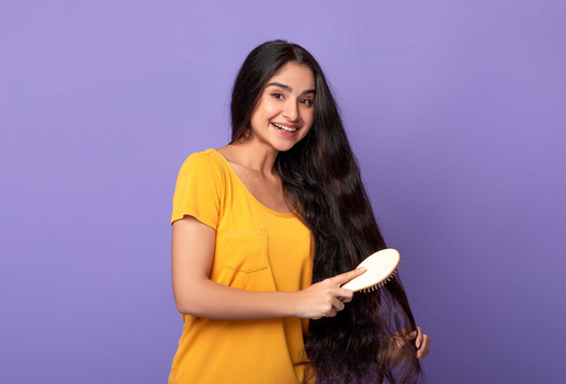 Cuidar do cabelo corretamente ajuda a mantê-lo saudável (Imagem: Prostock-studio | Shutterstock)