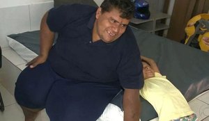 Morre 'Carlinhos de Patos', jovem que pesava 300kg, após complicações da Covid-19