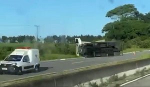 Caminhão tombou no sentido Natal-João Pessoa