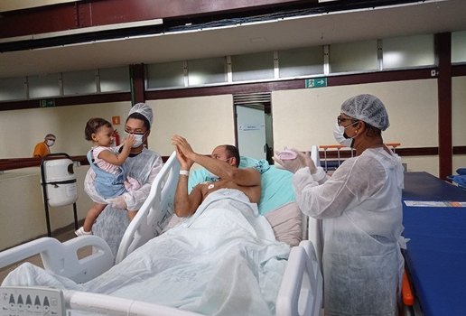 Hospital promove reencontro entre pai e filha, em João Pessoa