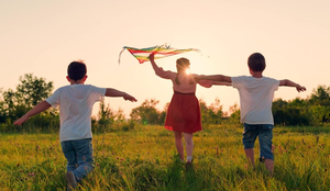 A adultização tem impacto direto no desenvolvimento das crianças (Imagem: Zoteva | Shutterstock)