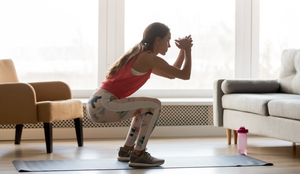 O agachamento é um exercício com benefícios para todo o corpo (Imagem: fizkes | Shutterstock)