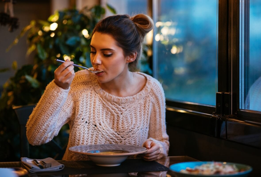 Alguns alimentos podem ajudar a melhorar a disposição nos dias mais frios (Imagem: Maksym Azovtsev | Shutterstock)