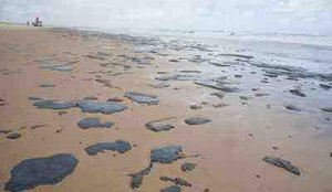 Mancha de oleo que polui o Nordeste pode chegar as praias do Rio