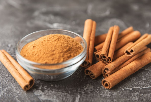 A canela é uma especiaria versátil e potente, conhecida por seus inúmeros benefícios à saúde (Imagem: Avocado_studio | Shutterstock)