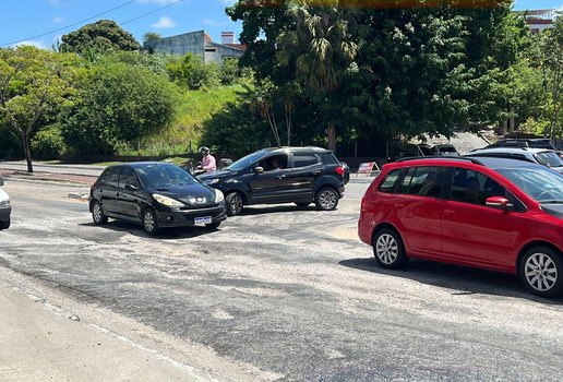 Buracos na Avenida Beira Rio foram destaque em reportagem exibida pela TV Tambaú