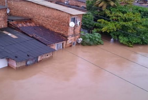 Casas ficaram completamente destruídas