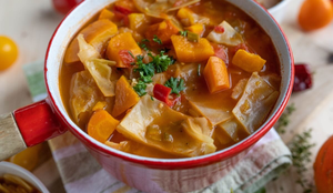 Sopa de repolho com abóbora, cenoura e tomate (Imagem: Angelika Heine | Shutterstock)