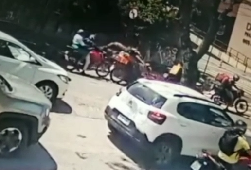Vídeo mostra momento em que motociclista é atingido por galho em JP