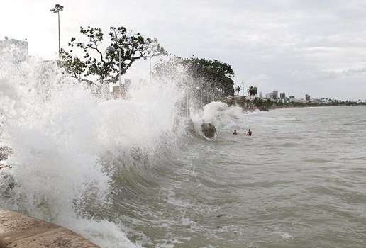 Alerta prevê ondas de até 2,5 metros