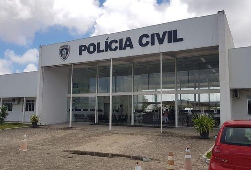 Suspeitos foram levados para a Central de Polícia.