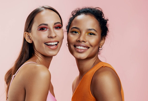 Para que a maquiagem dure o dia todo, é necessário preparar a pele e apostar em produtos de alta fixação (Imagem: ShotPrime Studio | Shutterstock)