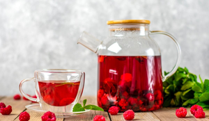 Chá detox de framboesa com hibisco e hortelã (Imagem: Marina Rich | Shutterstock)