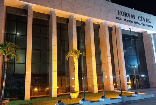 Fachada forum civel com iluminacao laranja