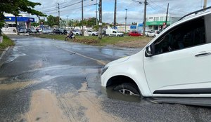 Veículo caiu em buraco no asfalto, em João Pessoa.