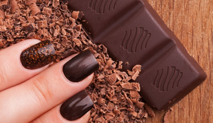 Marrons, vinhos e vermelhos ganham destaque nas unhas (Imagem: Sergey Golenko | Shutterstock)