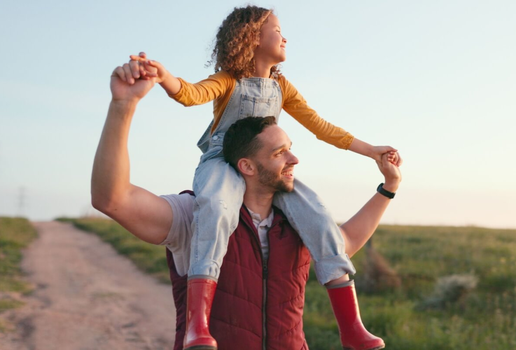 Os astros podem influenciar o jeito de cada pai agir (Imagem: PeopleImages.com - Yuri A | Shutterstock)