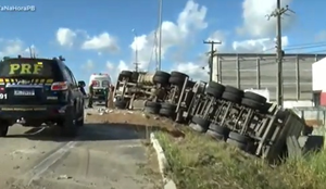 Tombamento carreta br101