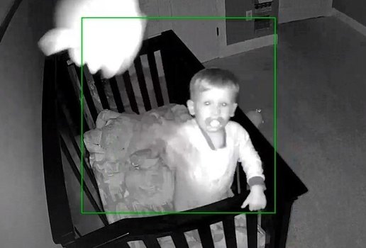 Vídeo: criança de dois anos derruba câmera com bolada certeira