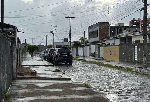 Equipes cumprem mandados no bairro do Geisel