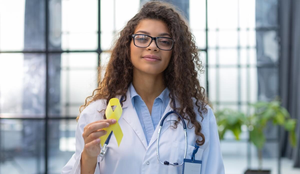 O suicídio é uma questão de saúde pública que envolve capacitação de profissionais, fortalecimento do SUS e combate ao estigma (Imagem: tsyhun | Shutterstock)