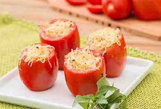 Aprenda a fazer tomate recheado para um almoco leve