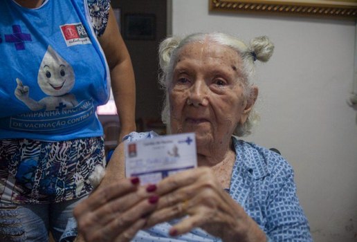 Auta Dantas, 95 anos, recebeu a 2ª dose neste sábado (27). Ela foi infectada pelo coronavírus e se curou depois de 15 dias internada. 