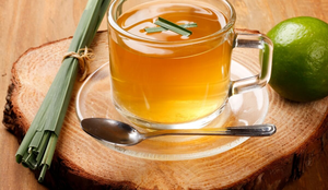 O chá de capim-limão pode melhorar a qualidade do sono (Imagem: Adao | Shutterstock)