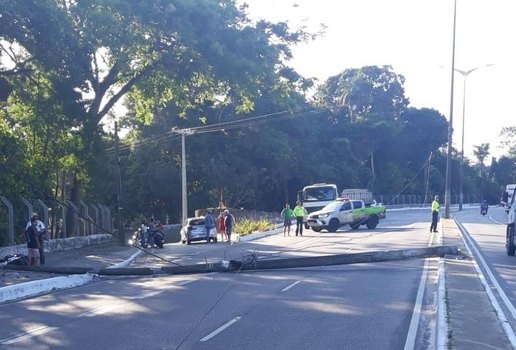 Poste bloqueia trecho da Avenida Dom Pedro II.