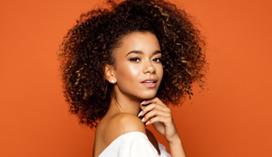 Os cabelos crespos e cacheados  valorizam a diversidade (Imagem: kiuikson | Shutterstock)