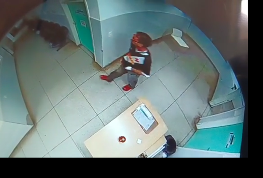 Câmera flagra homem furtando aparelho de eletrocardiograma em UPA de João Pessoa