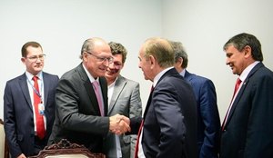 Geraldo Alckim cumprimentando o senador Marcelo Castro.