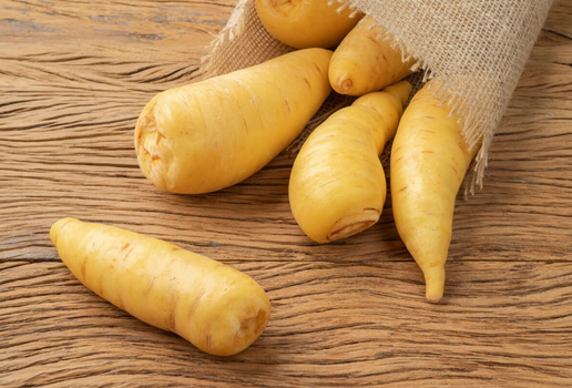 Além de versátil na cozinha, a mandioquinha é fonte de diversos nutrientes que a tornam uma excelente aliada da saúde (Imagem: Odu Mazza | Shutterstock)