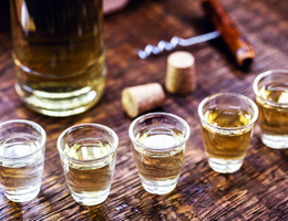 As cachaças não são todas iguais e carregam particularidades únicas (Imagem: RHJPhtotos | Shutterstock)