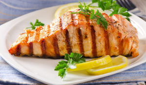Salmão grelhado com limão e ervas (Imagem: Tatjana Baibakova | Shutterstock)