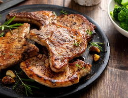 Bisteca de porco ao limão (Imagem: Elena Veselova | Shutterstock)