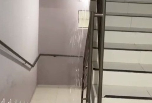 Água de chuva escorreu pelas escadas e ficou acumulada em corredores